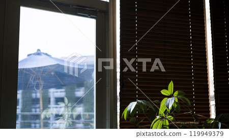 木百葉窗和窗外的風景 木百葉窗和窗外的風景 119949379