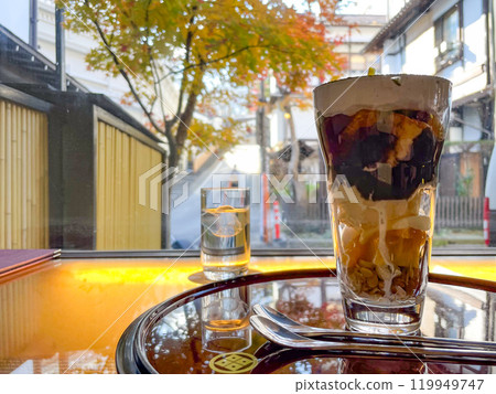 Enjoy a delicious coffee jelly parfait while admiring the autumn leaves 119949747