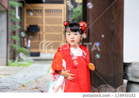 Cute three-year-old girl at Shichigosan shrine visit, location photoshoot at shrine/temple, family photo with kimono and kids in haori 119950182