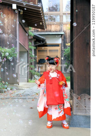 Cute three-year-old girl at Shichigosan shrine visit, location photoshoot at shrine/temple, family photo with kimono and kids in haori 119950187