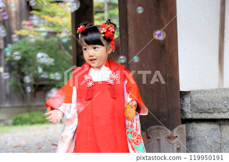 Cute three-year-old girl at Shichigosan shrine visit, location photoshoot at shrine/temple, family photo with kimono and kids in haori 119950191