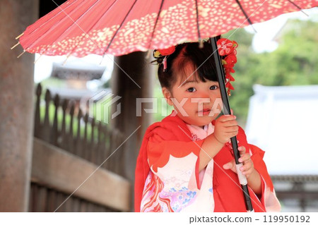 可愛的三歲女孩七五山朝聖、神社和寺廟的和服外景拍攝、兒童照片全家福 可愛的三歲女孩七五山朝聖、神社和寺廟的和服外景拍攝、兒童照片全家福 119950192