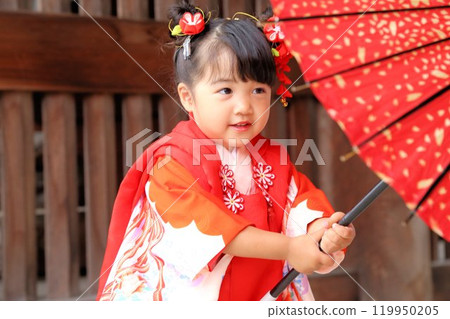 Cute three-year-old girl at Shichigosan shrine visit, location photoshoot at shrine/temple, family photo with kimono and kids in haori 119950205