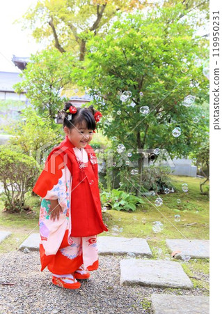 Cute three-year-old girl at Shichigosan shrine visit, location photoshoot at shrine/temple, family photo with kimono and kids in haori Cute three-year-old girl at Shichigosan shrine visit, location photoshoot at shrine/temple, family photo with kimono and kids in haori 119950231