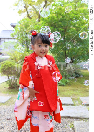Cute three-year-old girl at Shichigosan shrine visit, location photoshoot at shrine/temple, family photo with kimono and kids in haori Cute three-year-old girl at Shichigosan shrine visit, location photoshoot at shrine/temple, family photo with kimono and kids in haori 119950232