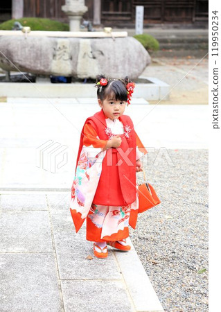 可愛的三歲女孩七五山朝聖、神社和寺廟的和服外景拍攝、兒童照片全家福 119950234