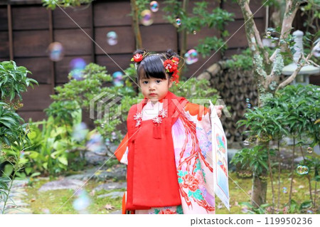Cute three-year-old girl at Shichigosan shrine visit, location photoshoot at shrine/temple, family photo with kimono and kids in haori 119950236