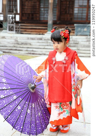 Cute three-year-old girl at Shichigosan shrine visit, location photoshoot at shrine/temple, family photo with kimono and kids in haori Cute three-year-old girl at Shichigosan shrine visit, location photoshoot at shrine/temple, family photo with kimono and kids in haori 119950247