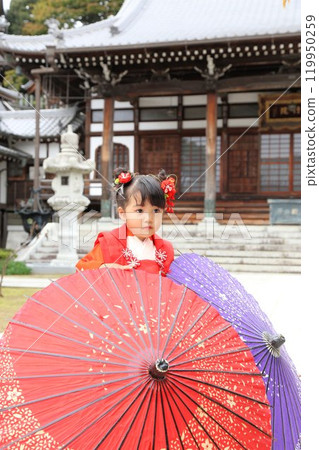可愛的三歲女孩七五山朝聖、神社和寺廟的和服外景拍攝、兒童照片全家福 119950259