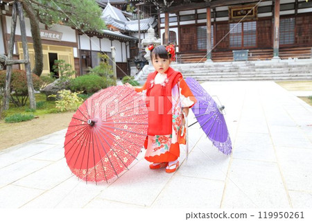 Cute three-year-old girl at Shichigosan shrine visit, location photoshoot at shrine/temple, family photo with kimono and kids in haori Cute three-year-old girl at Shichigosan shrine visit, location photoshoot at shrine/temple, family photo with kimono and kids in haori 119950261
