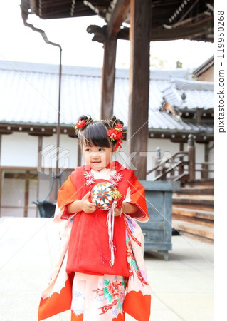 可愛的三歲女孩七五山朝聖、神社和寺廟的和服外景拍攝、兒童照片全家福 可愛的三歲女孩七五山朝聖、神社和寺廟的和服外景拍攝、兒童照片全家福 119950268