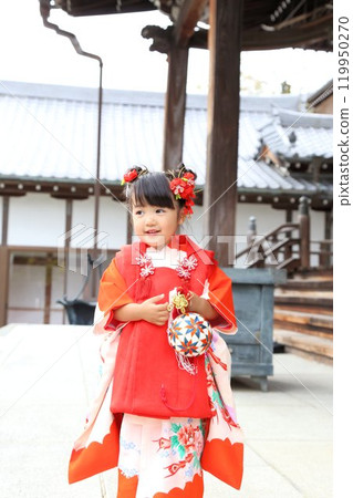 Cute three-year-old girl at Shichigosan shrine visit, location photoshoot at shrine/temple, family photo with kimono and kids in haori 119950270