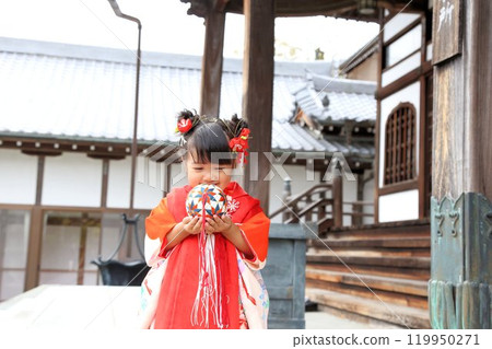 可愛的三歲女孩七五山朝聖、神社和寺廟的和服外景拍攝、兒童照片全家福 119950271