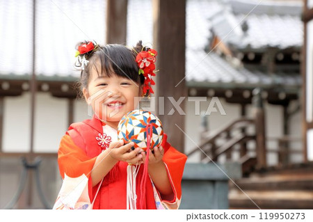 Cute three-year-old girl at Shichigosan shrine visit, location photoshoot at shrine/temple, family photo with kimono and kids in haori 119950273