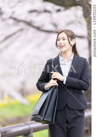 一個年輕女子開始新的生活 119950283