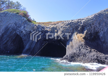 Nanatsugama made by the erosion of waves (Karatsu City, Saga Prefecture) Nanatsugama made by the erosion of waves (Karatsu City, Saga Prefecture) 119950426