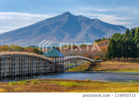 Lake Fujimi, Tsugaru, with its beautiful autumn leaves 119950713