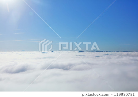千葉縣秋天的藍天和雲海（鹿山九十九谷觀察公園的風景） 119950781