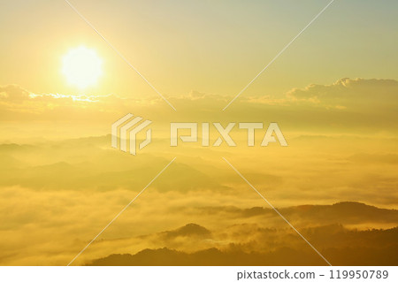 Chiba Prefecture Autumn sea of clouds and dawn light (view from Kanoyama Kujukutani Observation Park) 119950789