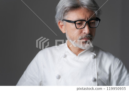 穿著廚師外套的高級廚師 119950935