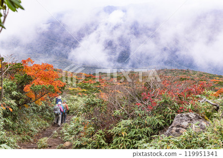 Autumn leaves on Mt. Kurikoma and the Ubunuma course Autumn leaves on Mt. Kurikoma and the Ubunuma course 119951341