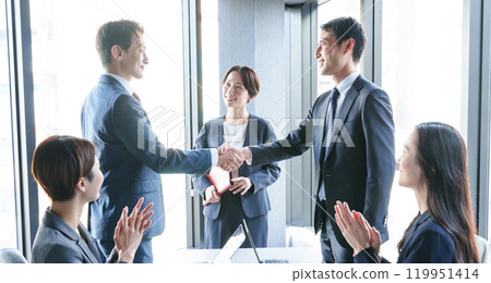 A businessman shaking hands in the office 119951414