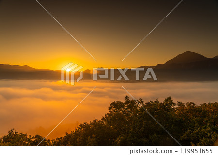 Sunrise over the Chichibu Basin with a sea of clouds 119951655