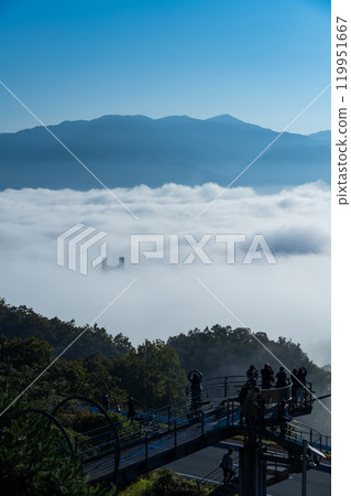 Scenery of Chichibu Park Bridge with a sea of clouds hanging over it on a clear, early morning 119951667