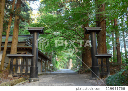 World Heritage Site Chusonji Temple, Tsukimizaka, Quiet Autumn Morning, Main Gate Site, Iwate Prefecture 119951766