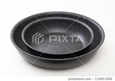 白色背景中經氟處理的煎鍋 119951908