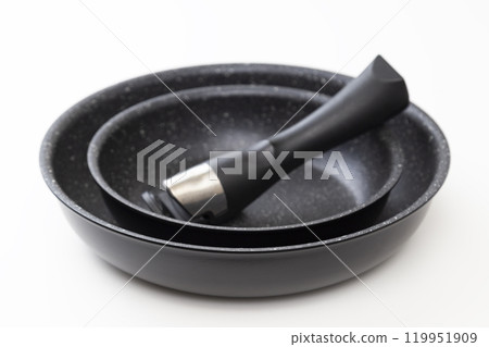 白色背景中經氟處理的煎鍋 119951909