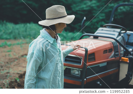 Tractor and women 119952285