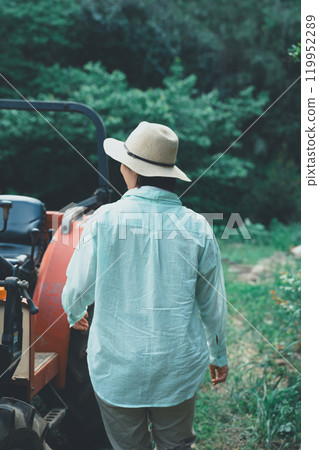 Tractor and women 119952289