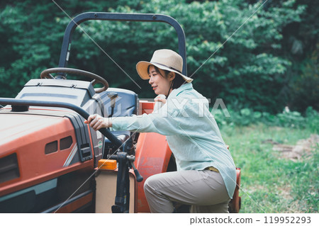 Tractor and women 119952293