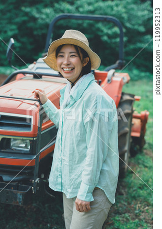 拖拉機和婦女 119952313