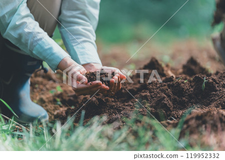 Farmers who nurture the soil 119952332