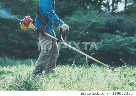 用割灌機除草時，灰塵和雜草花粉會飛走。 119952353