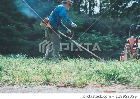 在田地周圍割草 119952359