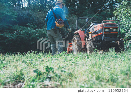 在田地周圍割草 119952364