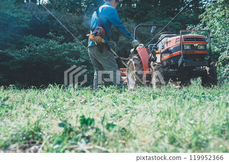 Mowing around the field Mowing around the field 119952366