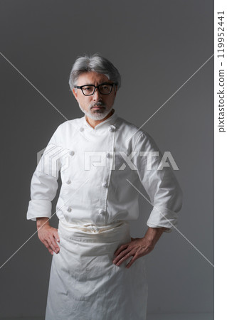 穿著廚師外套的老人 穿著廚師外套的老人 119952441