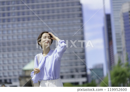 站在辦公區的女商人的肖像 119952600