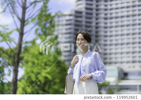 站在辦公區的女商人的肖像 119952601