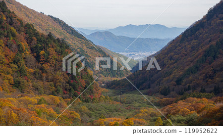 Autumn sky and autumn foliage on the mountain ranges, Nagano Prefecture Autumn sky and autumn foliage on the mountain ranges, Nagano Prefecture 119952622