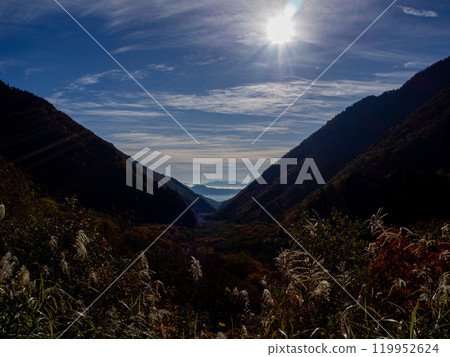 秋天的天空和山與秋葉,長野縣 秋天的天空和山與秋葉,長野縣 119952624