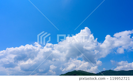 在夏日藍色的天空下，許多白雲在山頂上流動 119952721