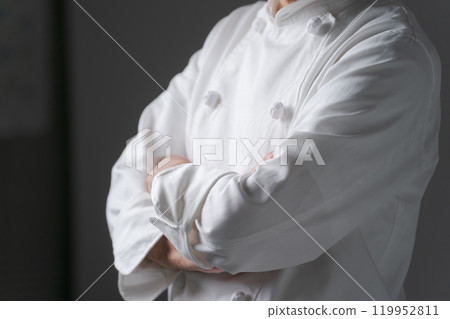 Part cut of a chef with his arms crossed 119952811