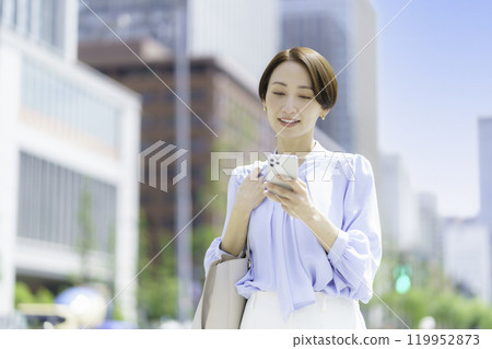 一位女商人在辦公區用智慧型手機搜尋的肖像 119952873