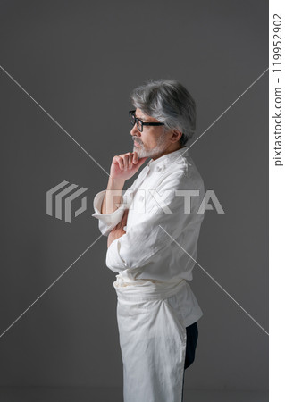 一個穿著廚師服、雙臂交叉的男人 119952902