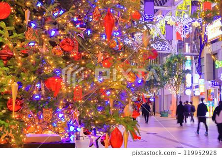 購物街的聖誕裝飾品 119952928